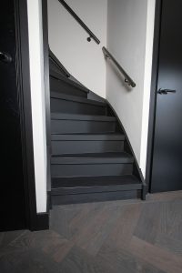 Leren trapbekleding met slate leather in de kleur Voltera