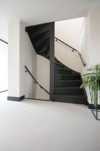 Leren trapbekleding met slate leather in de kleur Voltera