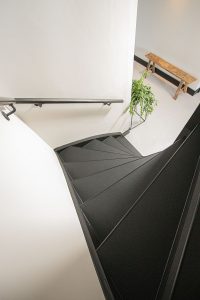 Leren trapbekleding met slate leather in de kleur Voltera