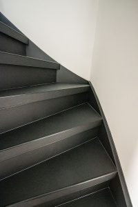 Leren trapbekleding met slate leather in de kleur Voltera