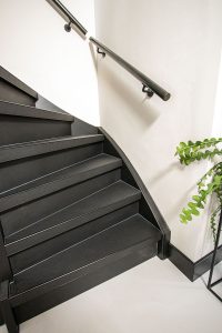 Leren trapbekleding met slate leather in de kleur Voltera
