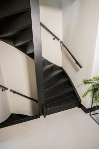 Leren trapbekleding met slate leather in de kleur Voltera