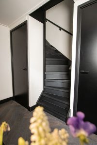 Leren trapbekleding met slate leather in de kleur Voltera