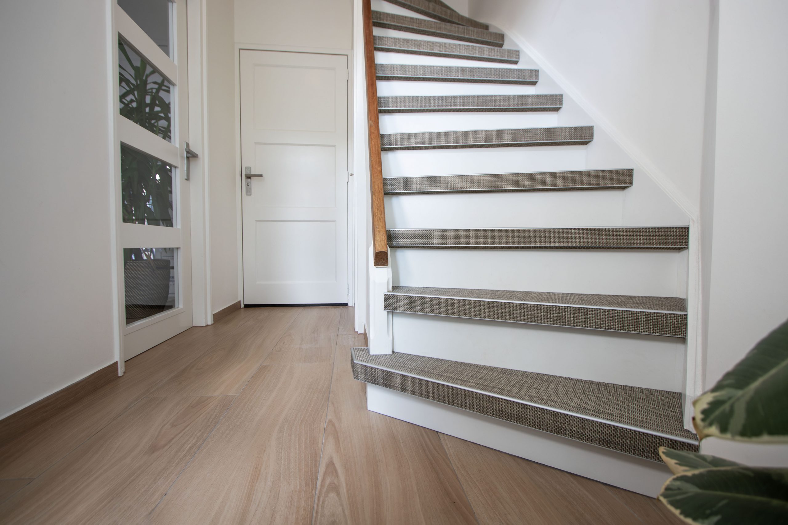 Woven trapbekleding in combinatie met witte stootborden