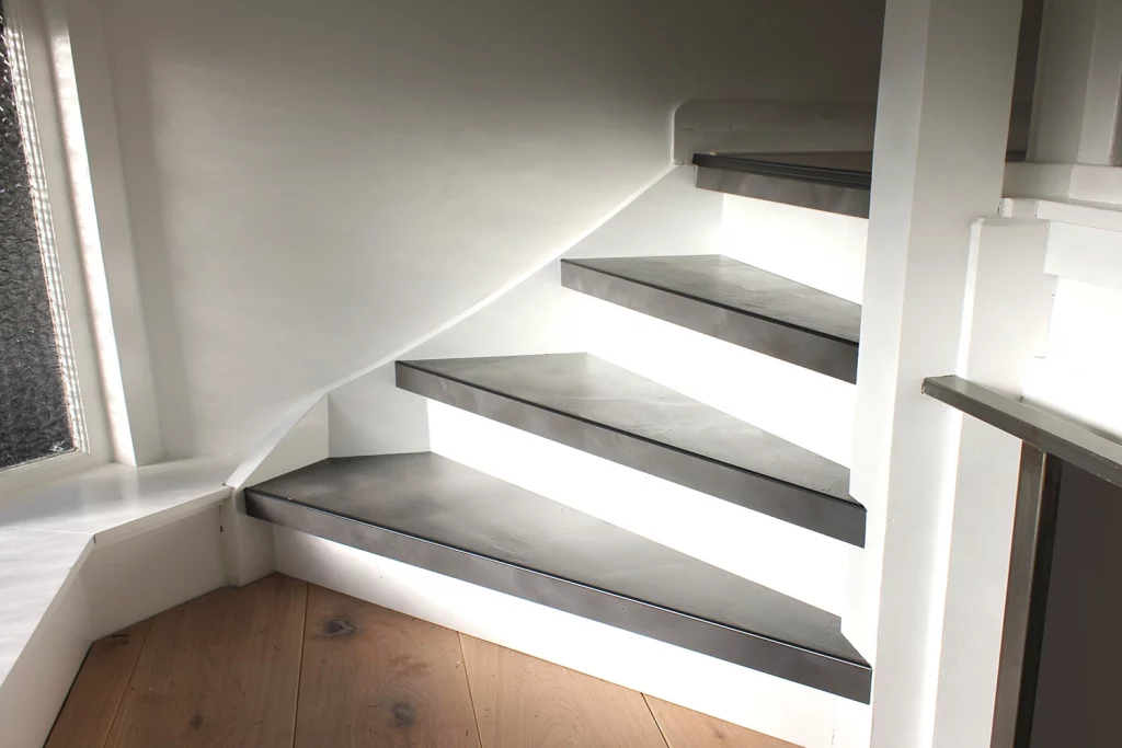 traprenovatie beton in de kleur donkergrijs met witte stootborden