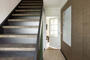 Leren traprenovatie dichte trap