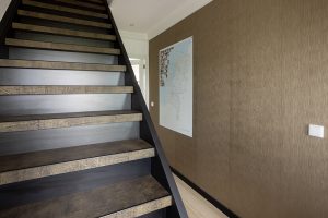 Leren traprenovatie dichte trap