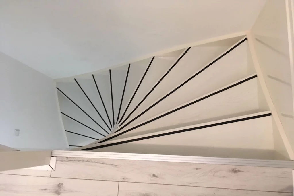 Witte PaintWood traprenovatie met anti slip strip