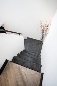 Leren trapbekleding met slate leather in de kleur Quarzo