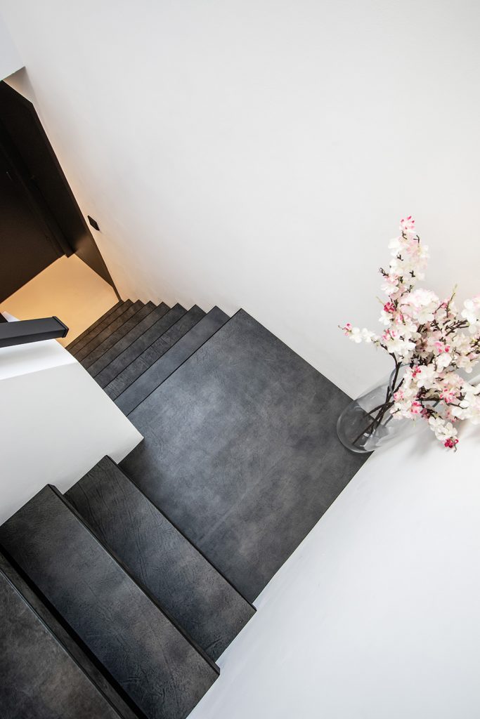 Leren trapbekleding met slate leather in de kleur Quarzo