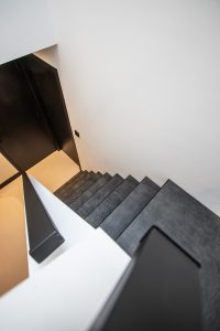 Leren trapbekleding met slate leather in de kleur Quarzo
