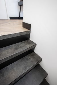 Leren trapbekleding met slate leather in de kleur Quarzo