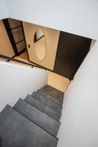Leren trapbekleding met slate leather in de kleur Quarzo