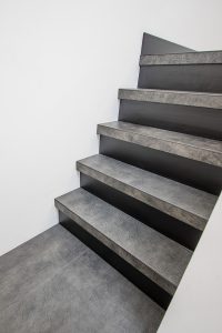 Leren trapbekleding met slate leather in de kleur Quarzo