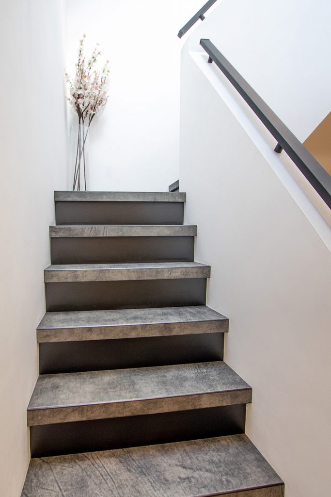Leren trapbekleding met slate leather in de kleur Quarzo