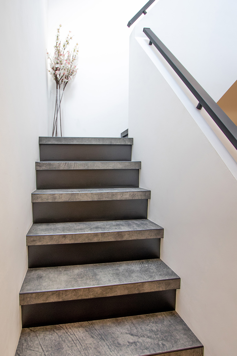 Leren trapbekleding met slate leather in de kleur Quarzo