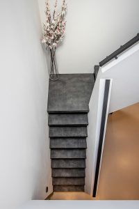 Leren trapbekleding met slate leather in de kleur Quarzo