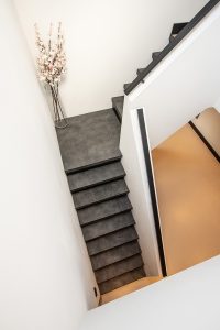 Leren trapbekleding met slate leather in de kleur Quarzo