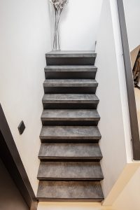 Leren trapbekleding met slate leather in de kleur Quarzo