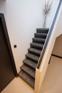 Leren trapbekleding met slate leather in de kleur Quarzo
