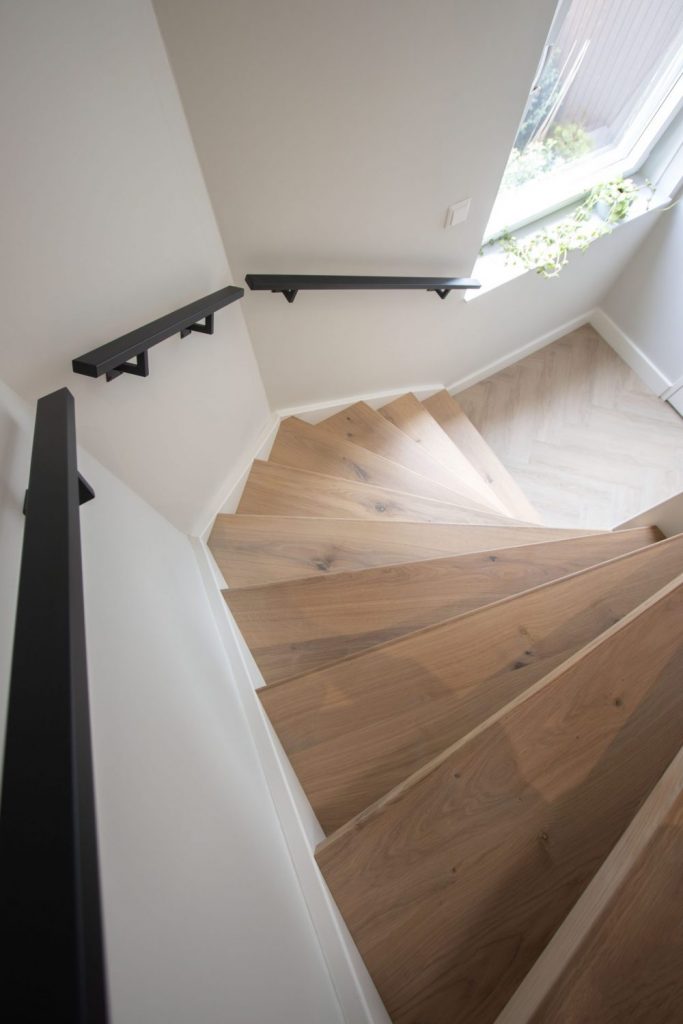 traptreden van licht hout