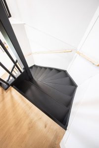 Traprenovatie beton gespoten in de kleur RAL9005
