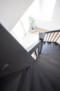 Traprenovatie betonnen traptreden voor open trap