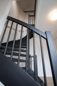 Traprenovatie betonnen traptreden voor open trap
