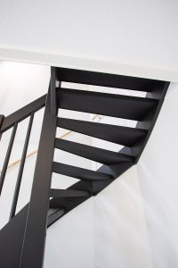 Traprenovatie betonnen traptreden voor open trap