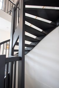 Traprenovatie betonnen traptreden voor open trap