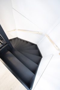 Traprenovatie betonnen traptreden voor dichte trap