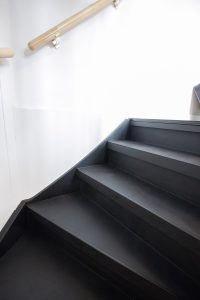 Traprenovatie betonnen traptreden voor dichte trap