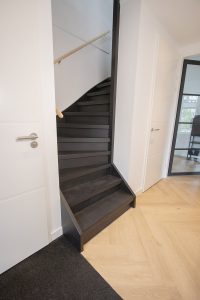 Traprenovatie betonnen traptreden voor dichte trap