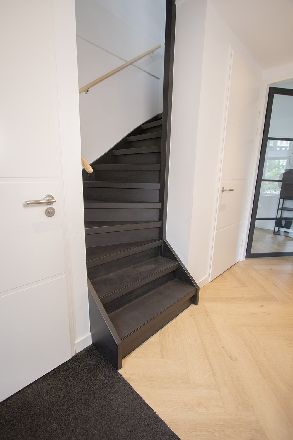 Traprenovatie betonnen traptreden voor dichte trap