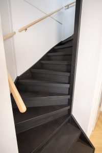Traprenovatie beton gespoten in de kleur RAL9005