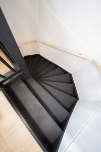 traptreden van beton in de kleur RAL9005