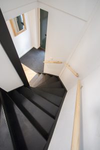 Traprenovatie beton gespoten in de kleur RAL9005