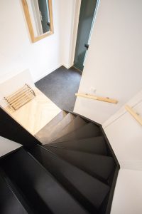 Traprenovatie beton gespoten in de kleur RAL9005
