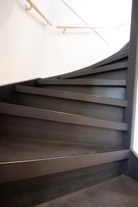Traprenovatie beton gespoten in de kleur RAL9005