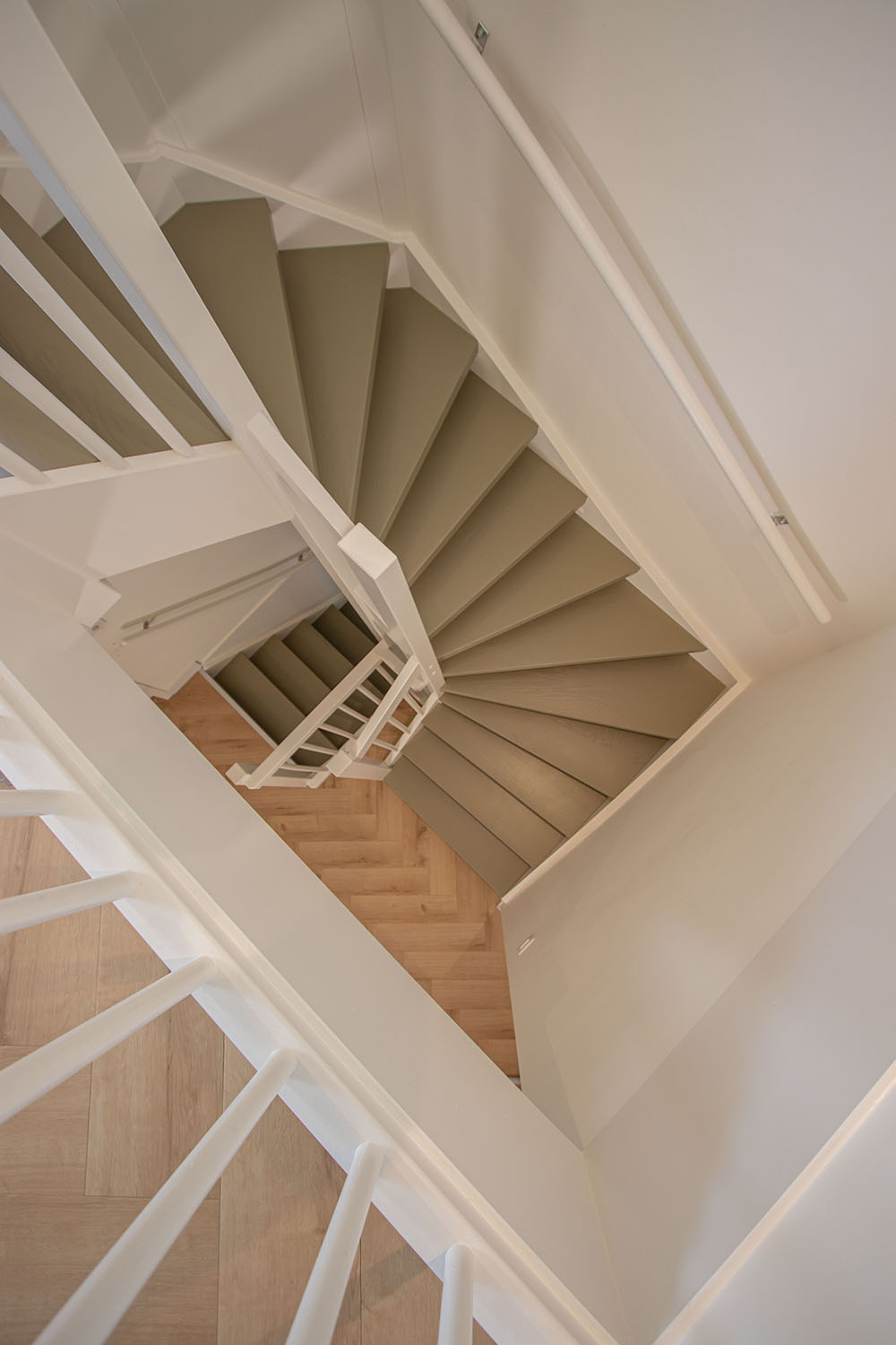 Traprenovatie met eiken hout gespoten in RAL7034