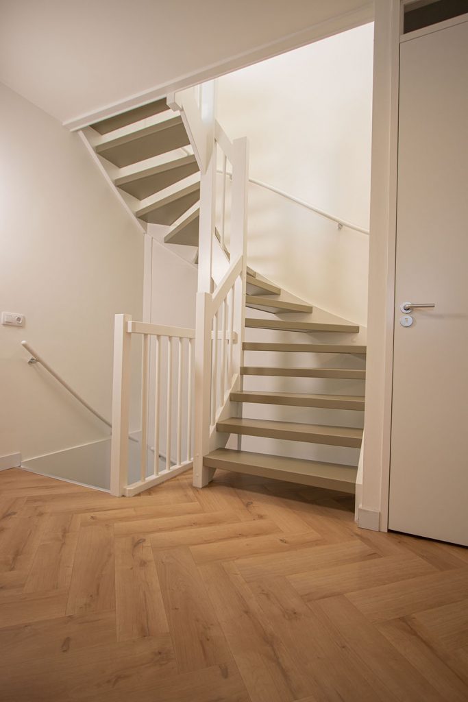Traprenovatie met eiken hout gespoten in RAL7034