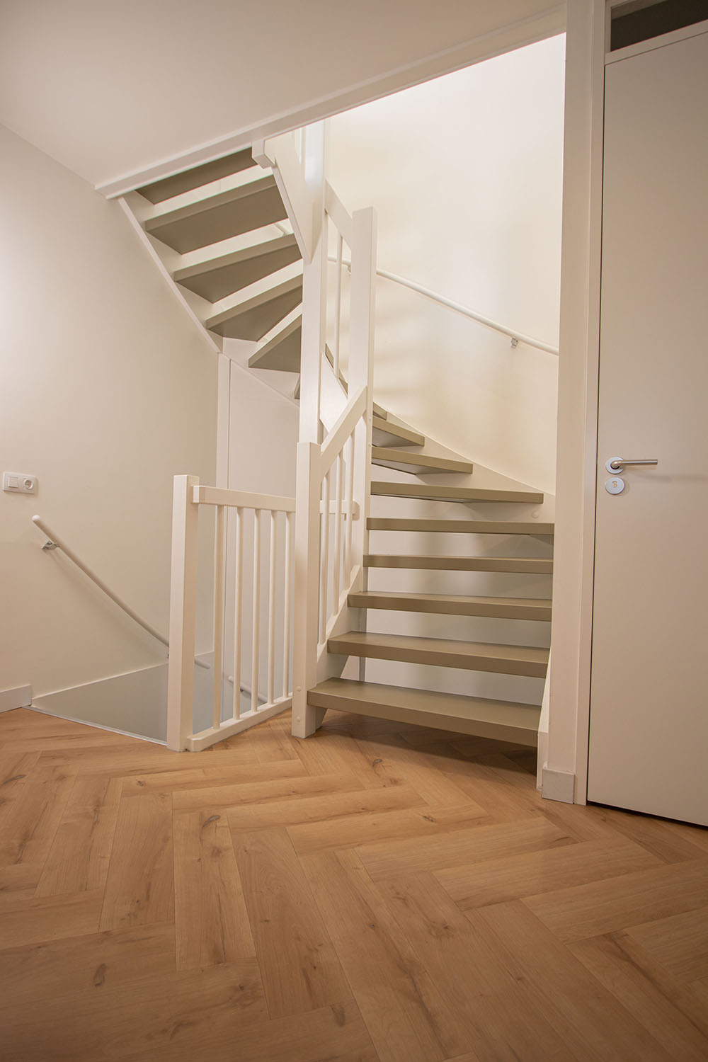 Traprenovatie met eiken hout gespoten in RAL7034
