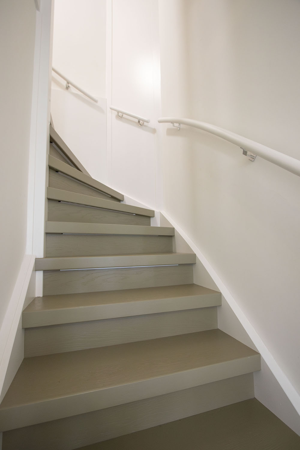 houten traprenovatie met geverfde traptreden
