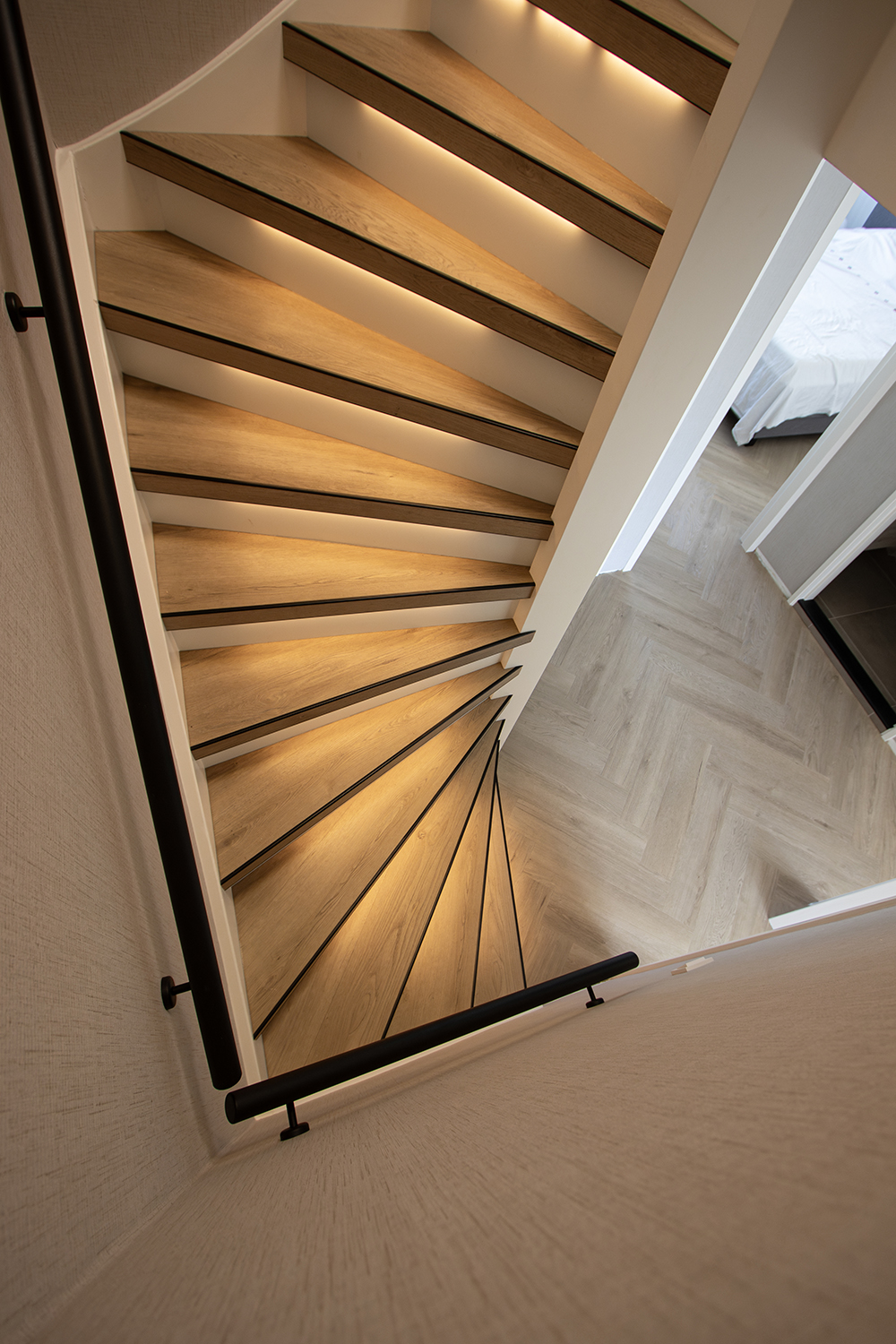 PVC Visgraat vloer Douwes Dekker Boterkoek met traprenovatie met overzettreden in dezelfde kleur in omgeving Amersfoort