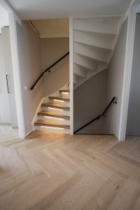 PVC Visgraat vloer Douwes Dekker Boterkoek met traprenovatie met overzettreden in dezelfde kleur in omgeving Amersfoort