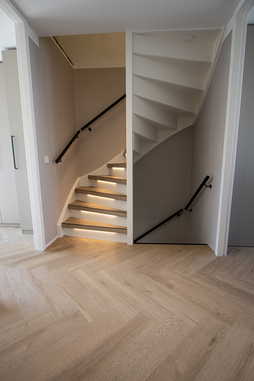 PVC Visgraat vloer Douwes Dekker Boterkoek met traprenovatie met overzettreden in dezelfde kleur in omgeving Amersfoort