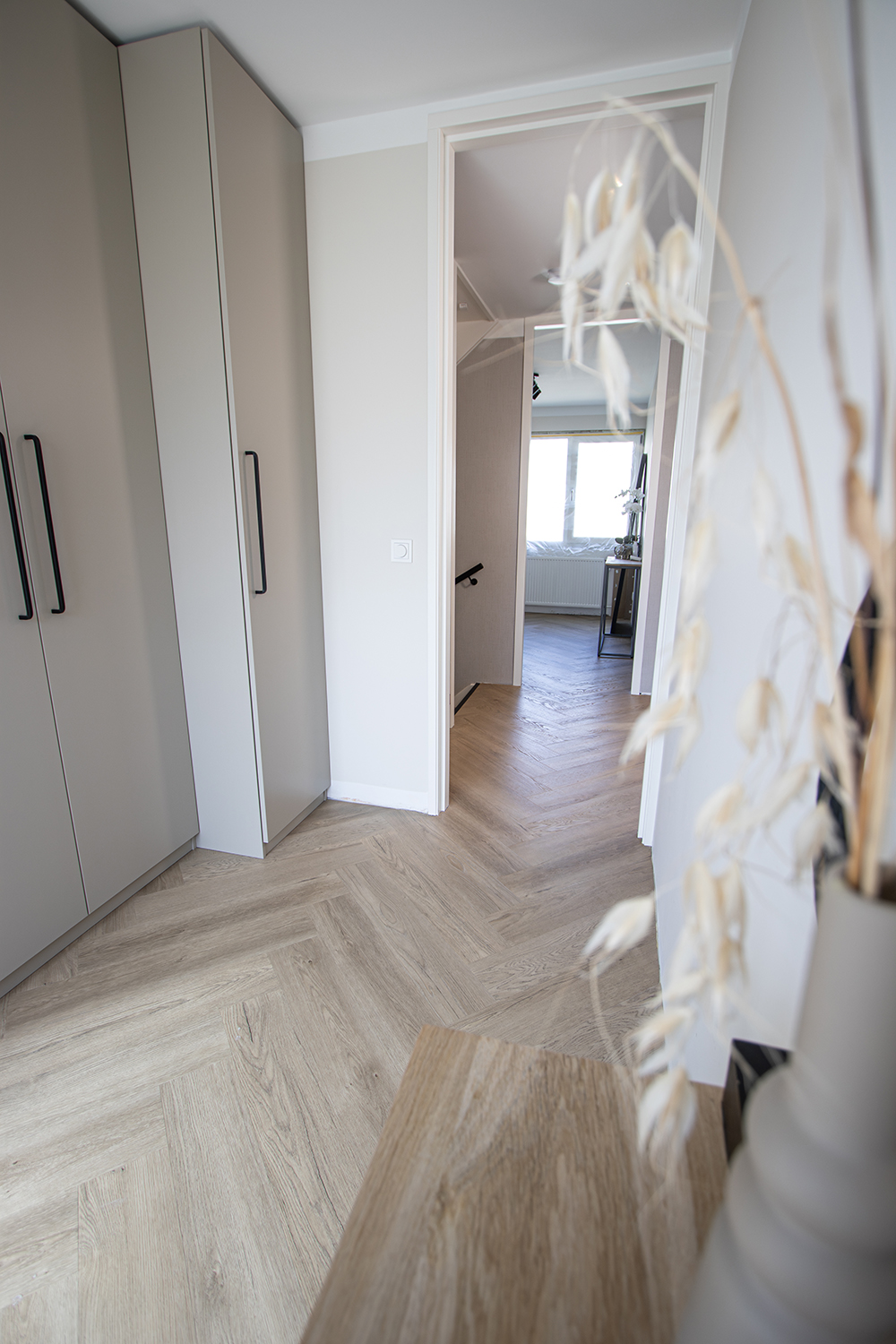 PVC Visgraat vloer Douwes Dekker Boterkoek met traprenovatie met overzettreden in dezelfde kleur in omgeving Amersfoort