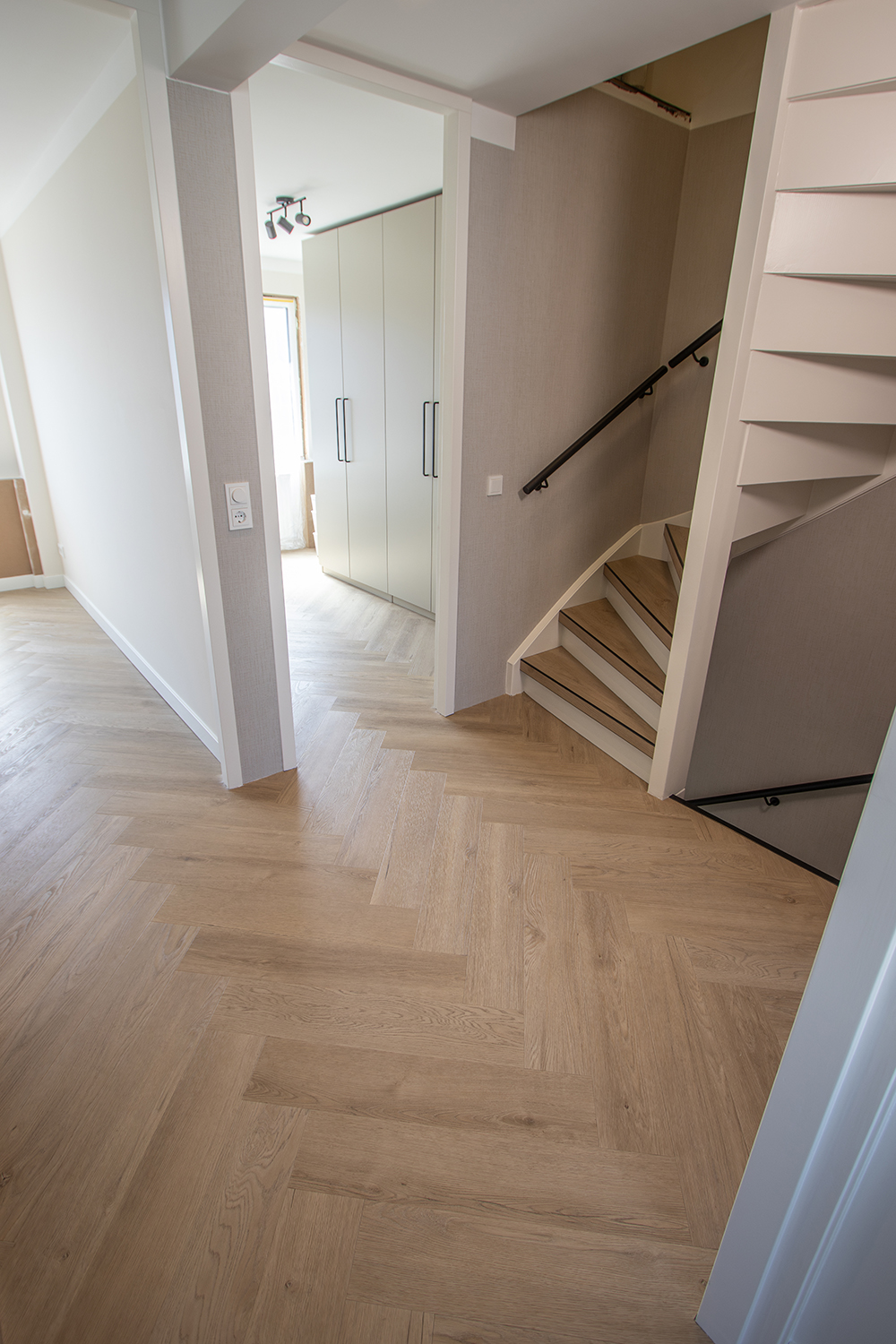 PVC Visgraat vloer Douwes Dekker Boterkoek met traprenovatie met overzettreden in dezelfde kleur in omgeving Amersfoort