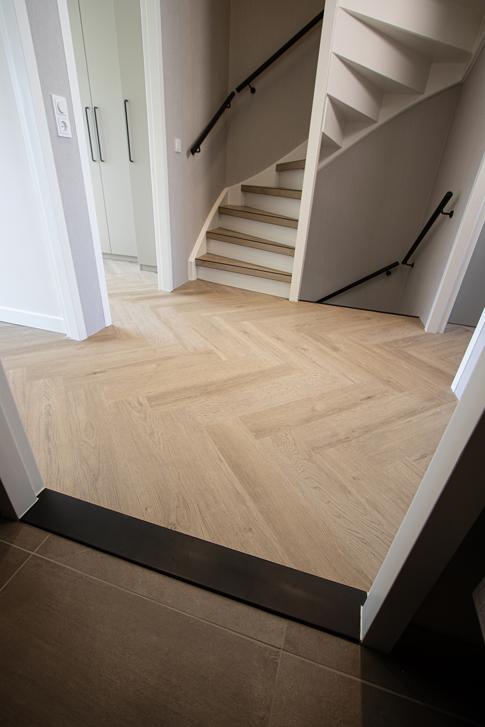 PVC Visgraat vloer Douwes Dekker Boterkoek met traprenovatie met overzettreden in dezelfde kleur in omgeving Amersfoort
