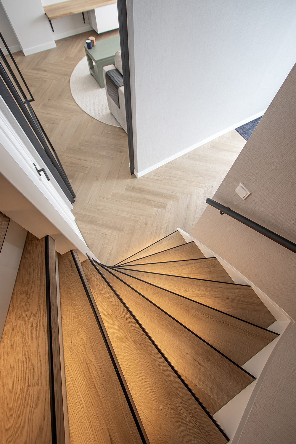 PVC Visgraat vloer Douwes Dekker Boterkoek met traprenovatie met overzettreden in dezelfde kleur in omgeving Amersfoort
